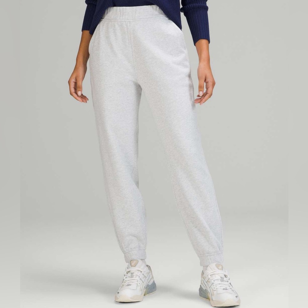 Lululemon Relaxed High-Rise Jogger in Heathered Core Ultra Light Grey